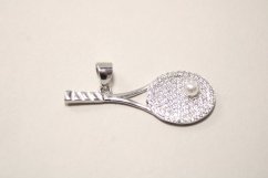 Strieborný prívesok tenisová raketa s bielou perličkou a čírymi zirkónmi, rhodium, 1,98 g, 925/1000