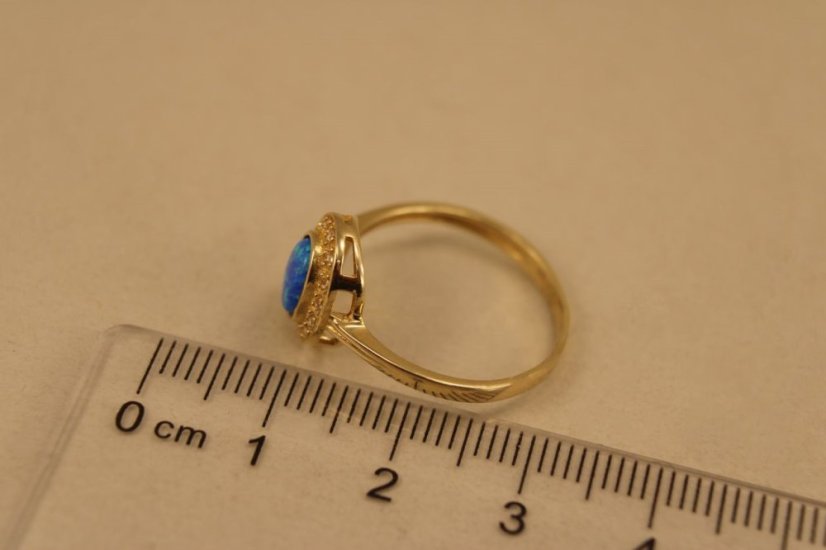 Prsteň- modrý opál- číre zirkóny- žlté zlato- 14K