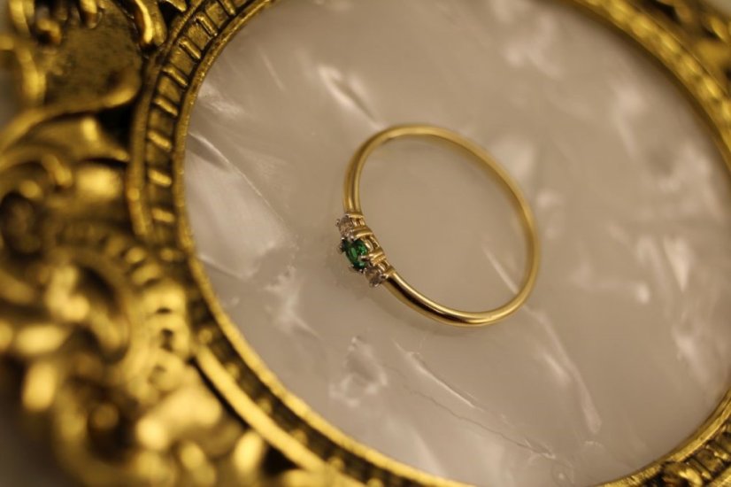 Prsteň- zelený kameň- íre zirkóny- žlté zlato- 14 karátov