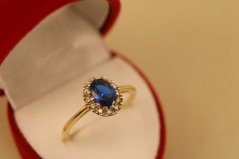 Prsteň- modrý kameň- číre zirkóny- viacfarebné zlato- 14 karátov