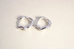 Lesklé strieborné náušnice kruhy, rhodium, kĺbové zapínanie, 1,75 g, 925/1000