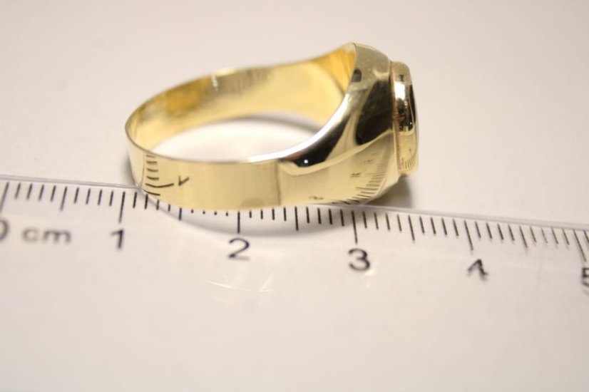 Elegantný zlatý prsteň s čiernym ónyxom, veľkosť 63, 4,31g, žlté zlato, 14K, 585/1000 - Farba zlata: Žltá, Druh kameňa: ONYX, Farba kameňa: Čierny, Veľkosť prsteňa: 63, Váha (g): 4,31, Rýdzosť: 14 karátov 585/1000
