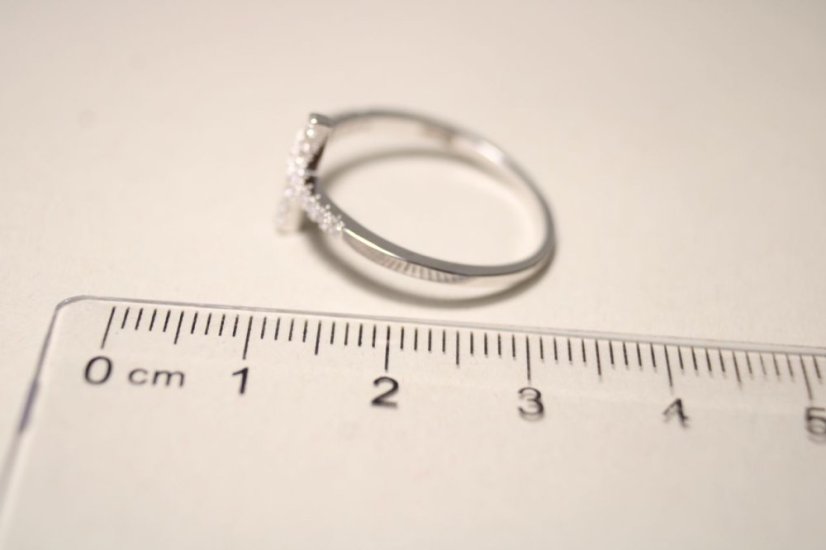 Rhódiovaný strieborný prsteň s minimalistickým krížikom, číre zirkóny, veľkosť 58, 1,41g, 925/1000 - Materiál: Rhodiované striebro, Druh kameňa: ZIRKÓN, Farba kameňa: Číry, Veľkosť prsteňa: 58, Váha (g): 1,41, Rýdzosť: STRIEBRO 925/1000