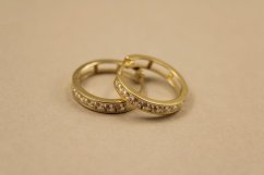 Náušnice-kruhy- číre zirkóny- zacvakávacie- žlté zlato- 14 karátov
