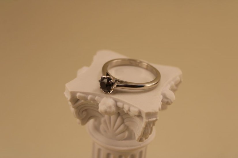 Prsteň- čierny diamant- 0,60ct- biele zlato- 14 karátov