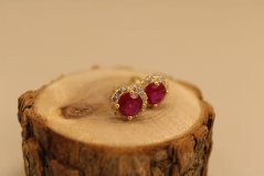 Náušnice - sýto rúžový a číry zirkón - šrúbky - pozlátené striebro