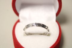 Prsteň- ruženec- vystupený krížik- biele zlato- 14 karátov