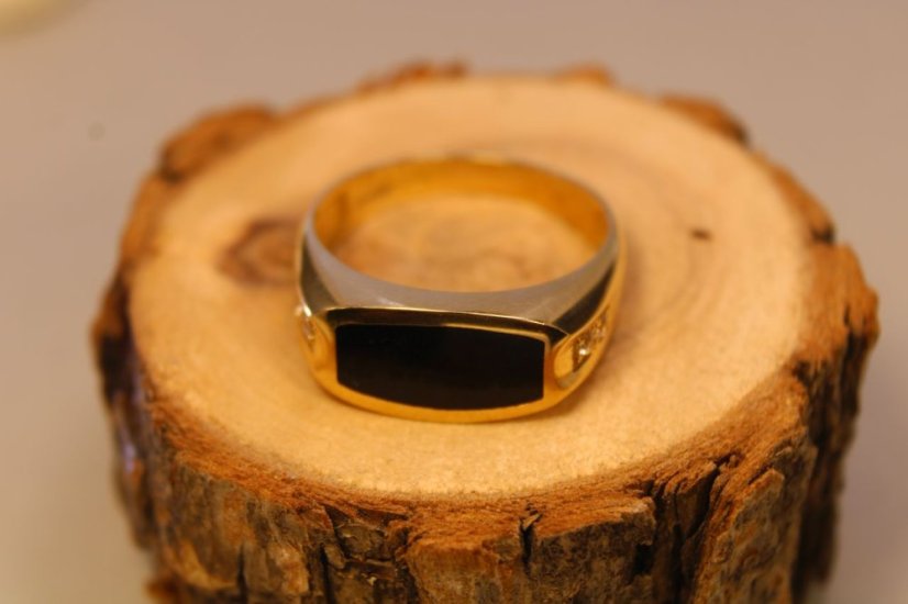 Zlatý prsteň žlté zlato, kameň ónyx, číre zirkóny, veĺkosť 63, 5,84 g, 14 karátov, 585/1000