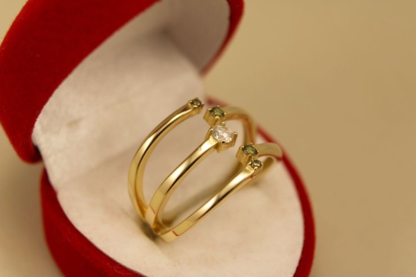 Zlatý prsteň žlté zlato, zelené a číre zirkóny, veľkosť 57, 3,63g 14k 585/1000