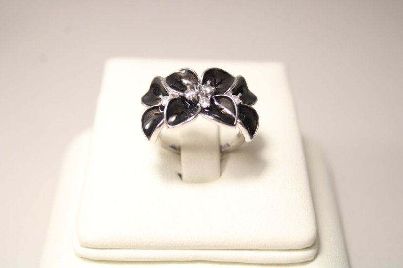 Rozkvitnutý strieborný prsteň s čírymi zirkónmi, čierny smalt, rhodium, veľkosť 49, 5,01 g, 925/1000 - Materiál: Rhodiované striebro, Druh kameňa: Zirkóny/smalt, Farba kameňa: Číry/čierny, Veľkosť prsteňa: 49, Váha (g): 5,01, Rýdzosť: STRIEBRO 925/1000