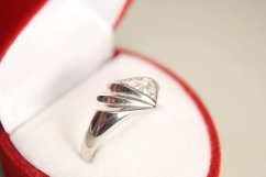Dámsky prsteň tvarovaný vzor z bieleho zlata, veľkosť 53, 2,34 g, 14 karátov 585/1000