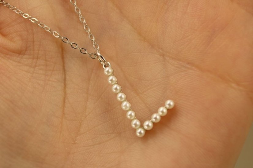 Retiazka- Celebritka- písmeno L- perličky- rhódiované striebro