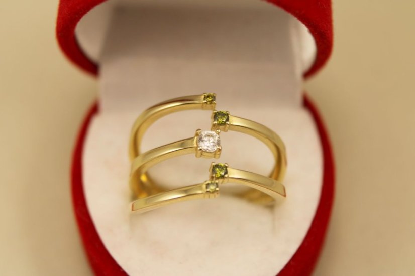 Zlatý prsteň žlté zlato, zelené a číre zirkóny, veľkosť 57, 3,63g 14k 585/1000