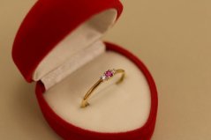 Prsteň - číre a rúžový zirkón - kombinované zlato - 14K