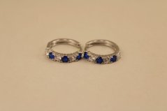 Náušnice- kruhy- modré a číre kamienky- zacvakávacie- rhódiované striebro- 925/1000