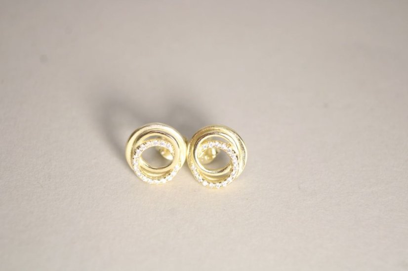 Pozlátené strieborné náušnice v tvare prepojených kruhov s čírymi zirkónmi, napichovačky, 2,16 g, 925/1000