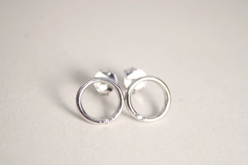 Minimalistické strieborné náušnice so zirkónom, rhodium, puzetky, 1,18 g, 925/1000 - Materiál: Rhodiované striebro, Druh kameňa: ZIRKÓN, Farba kameňa: Číry, Váha (g): 1,18, Rýdzosť: STRIEBRO 925/1000