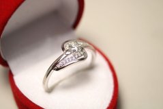 Strieborný zdobený prsteň s kameňom v krapničkách, malé číre zirkóny, veľkosť 62, 2,05g, rhodium, 925/1000