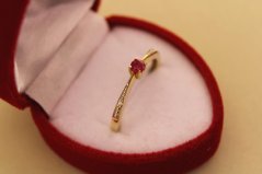 Prsteň- diamanty- rubín- viacfarebné zlato- 14 karátov