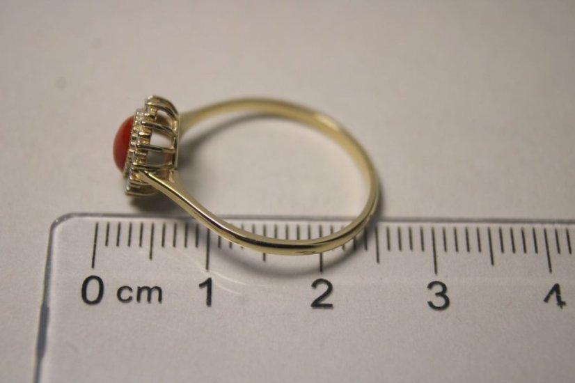 Zlatý prsteň s červeným korálom, číre zirkóny, žlté zlato, veľkosť 56, 1,56 g, 14K 585/1000