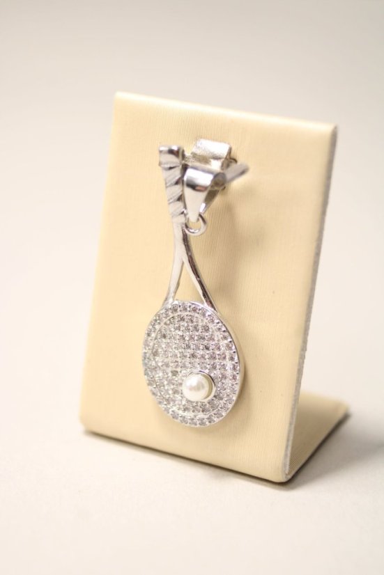 Strieborný prívesok tenisová raketa s bielou perličkou a čírymi zirkónmi, rhodium, 1,98 g, 925/1000