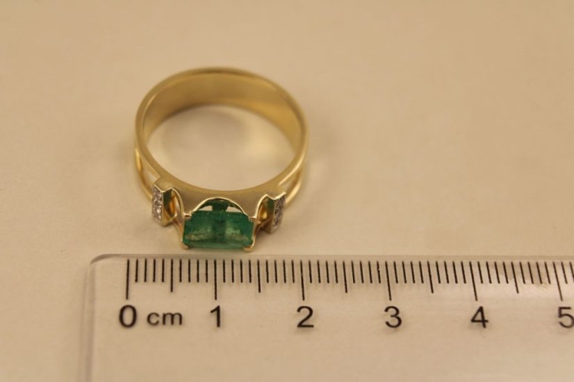 Prsteň- Smaragd- Brilianty- žlté zlato- 14 karátov