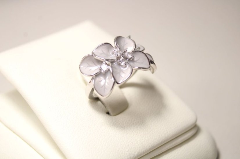 Rozkvitnutý strieborný prsteň s čírymi zirkónmi, sivý smalt, rhodium, veľkosť 49, 4,95 g, 925/1000 - Materiál: Rhodiované striebro, Druh kameňa: Zirkóny/smalt, Farba kameňa: Číry/sivý, Veľkosť prsteňa: 49, Váha (g): 4,71, Rýdzosť: STRIEBRO 925/1000