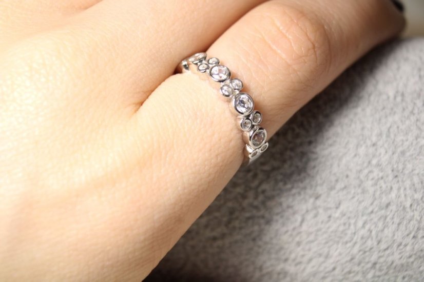 Strieborný prstienok s čírymi zirkónmi, rhodium, veľkosť 58, 3,19 g , 925/1000