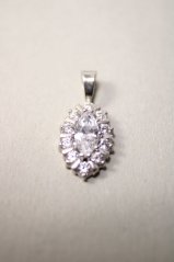 Prívesok- tvar zrna- číre kamienky- biele zlato- 14 karátov