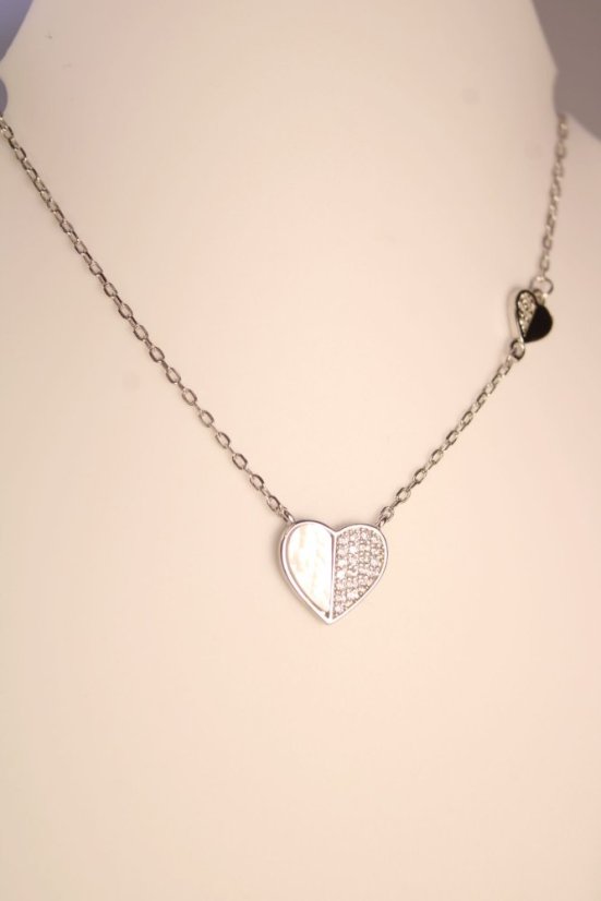 Romantický strieborný náhrdelník s príveskami v tvare srdiečka, perleť, číre zirkóny, rhodium, 40-45 cm, 2,27 g, 925/1000 - Materiál: Rhodiované striebro, Druh kameňa: ZIRKÓNY/PERLEŤ, Farba kameňa: Číre/biela, Dĺžka retiazky (cm): 40 + 5, Váha (g): 2,27, Rýdzosť: STRIEBRO 925/1000