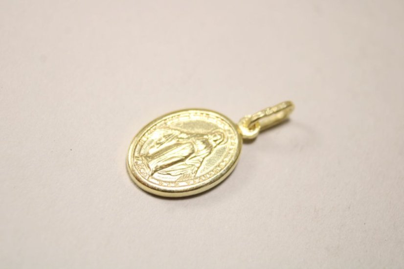 Pozlátený strieborný prívesok medailón s Pannou Máriou, 2,23 g, 925/1000