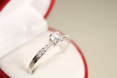 Strieborný zásnubný prsteň s čírymi zirkónmi, rhodium, veľkosť 61, 1,87 g, 925/1000