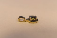 Zlatý ovalny prívesok zdobený olivovo-zeleným zirkónom, žlté zlato, 1,49 g, 14k 585/1000