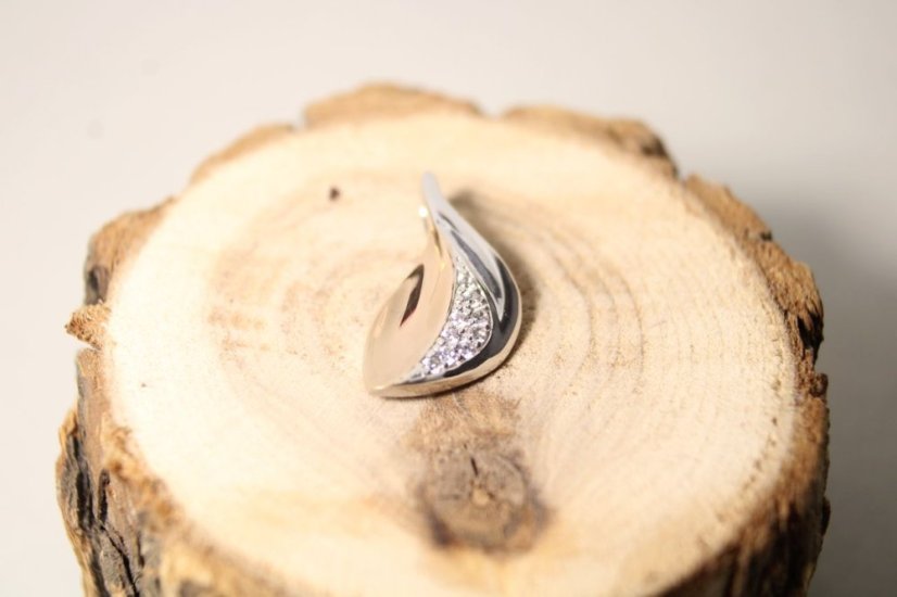 Kombinovaný strieborný prívesok daždová kvapka s kamienkami zirkónu, rhodium, 1,48 g, 925/1000 - Materiál: Pozlátené striebro, Druh kameňa: ZIRKÓN, Farba kameňa: Číry, Váha (g): 1,48, Rýdzosť: STRIEBRO 925/1000