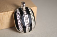 Prívesok-čierny smalt-číre zirkóny-rhodium-striebro