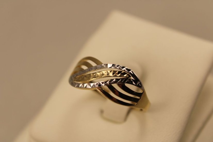 Prsteň- ozdobný gravír- viacfarebné zlato- 14 karátov