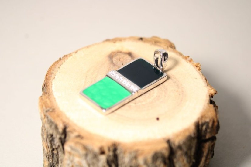 Strieborný prívesok s farebným smaltom a zirkónmi, rhodium, 4,57 g, 925/1000