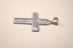 Rhódiovaný strieborný prívesok krížik s čírymi zirkónmi, 2,23g, 925/1000