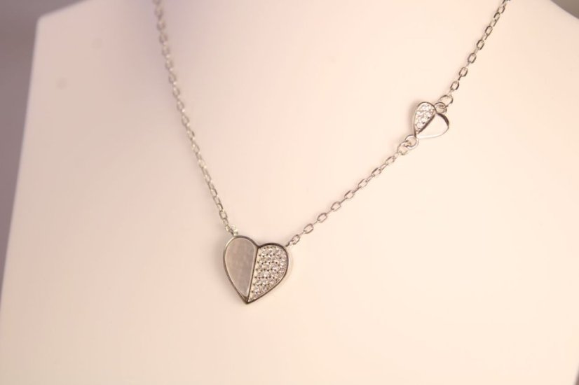 Romantický strieborný náhrdelník s príveskami v tvare srdiečka, perleť, číre zirkóny, rhodium, 40-45 cm, 2,27 g, 925/1000 - Materiál: Rhodiované striebro, Druh kameňa: ZIRKÓNY/PERLEŤ, Farba kameňa: Číre/biela, Dĺžka retiazky (cm): 40 + 5, Váha (g): 2,27, Rýdzosť: STRIEBRO 925/1000