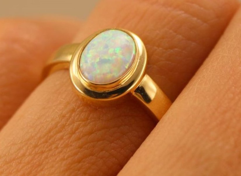 Prsteň- biely opál-žlté zlato-14 karátov