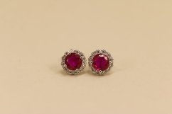 Náušnice - sýto rúžový a číry zirkón - šrúbky - rhodiované striebro