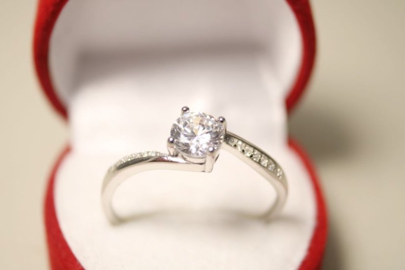 Prsteň-brúsený číry zirkón-rhodium-striebro
