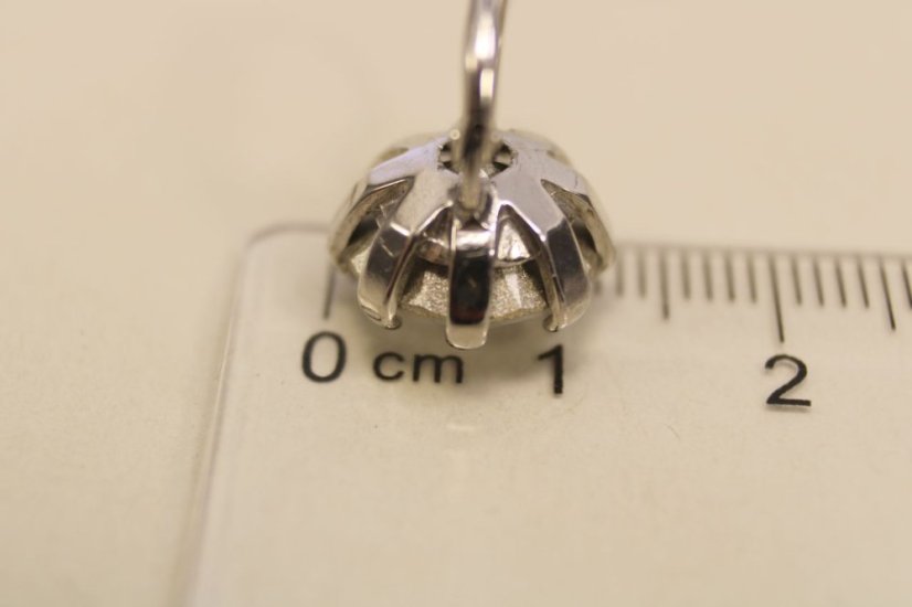 Klasické naušnice s veľkým brúseným zirkónom, ródiované striebro, 4,58g, 925/1000 - Materiál: Rhodiované striebro, Druh kameňa: ZIRKÓN, Farba kameňa: Číry, Váha (g): 4,58, Rýdzosť: STRIEBRO 925/1000