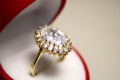 Zlatý prsteň s veľkým centrálnym kameňom, číre zirkóny, žlté zlato, veľkosť 57, 5,24g, 14karátov, 585/1000