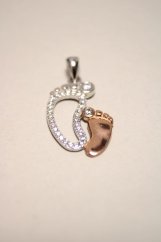Kombinovaný strieborný prívesok roztomilé detské nožičky, číre zirkóny, rhódium, 1,33g, 925/1000