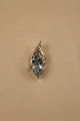 Prívesok- modrý topás- číre zirkóny- rhódiované striebro