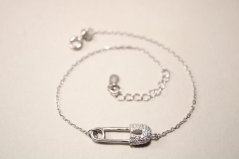 Dámsky strieborný náramok spínací špendlík, rhodium, číre zirkóny, 17-20,5 cm, 1,87 g, 925/1000