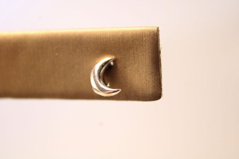 Minimalistické strieborné náušnice mesiačiky, šrúbky, rhódium, 1,13g, 925/1000