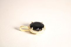 Pozlátený strieborný prívesok s lesklým čiernym zirkónom, číre zirkóny, 1,43 g, 925/1000