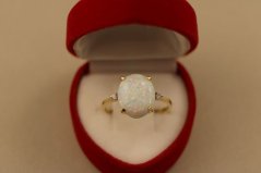 Prsteň- opál- zirkóny- žlté zlato- 14 karátov